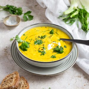 Ce velouté fenouil coriandre carotte est sain, rapide à préparer et plein de saveurs. Parfait pour les soirées hivernales en semaine.