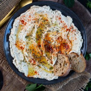 Découvrez cette recette de crème de feta au tahini et cumin : onctueuse, gourmande et facile à réaliser. Parfaite pour l'apéro, testez-la !