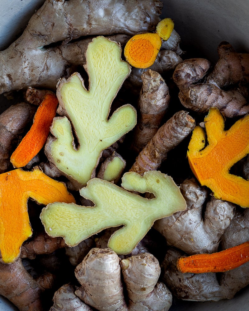 Découvrez ma recette de cubes immunité gingembre-curcuma, un concentré de bienfaits pour renforcer votre système immunitaire en hiver.