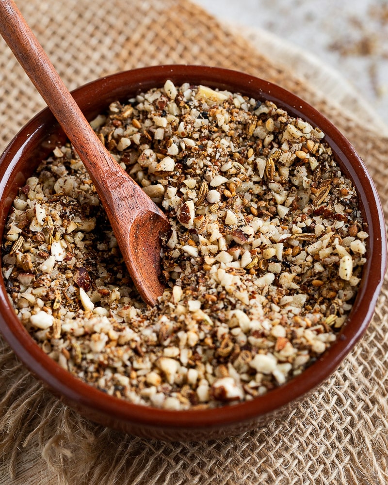 Découvrez la recette du Dukkah maison, un mélange d'épices égyptien. Facile à préparer, il apportera une touche unique à vos plats !