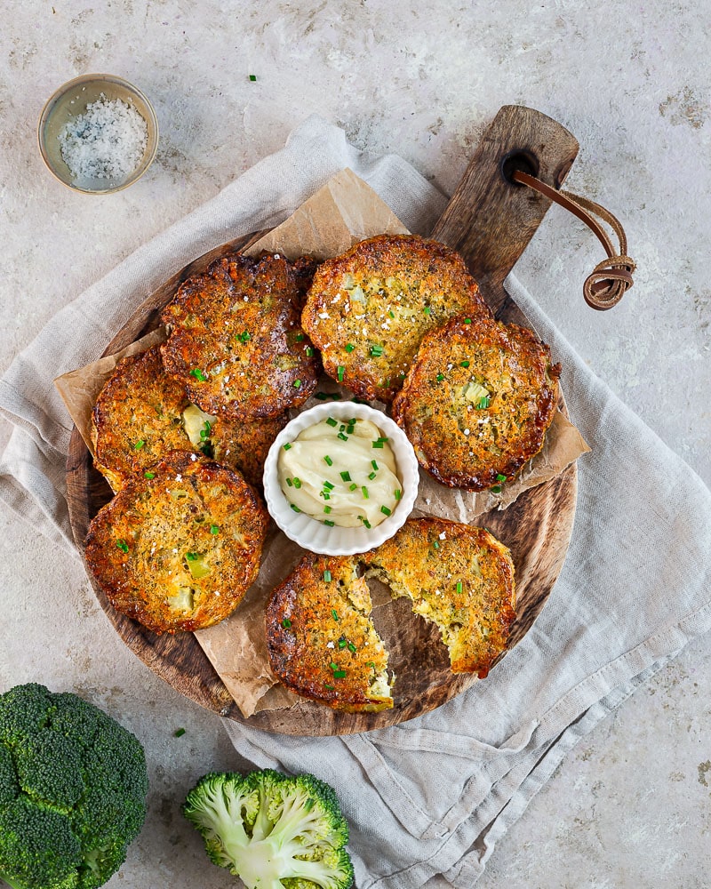Galettes de brocoli au parmesan et mozzarella : croustillantes et irrésistibles !