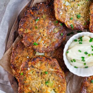 Galettes de brocoli au parmesan et mozzarella croustillantes, une façon savoureuse de faire aimer les légumes à toute la famille.