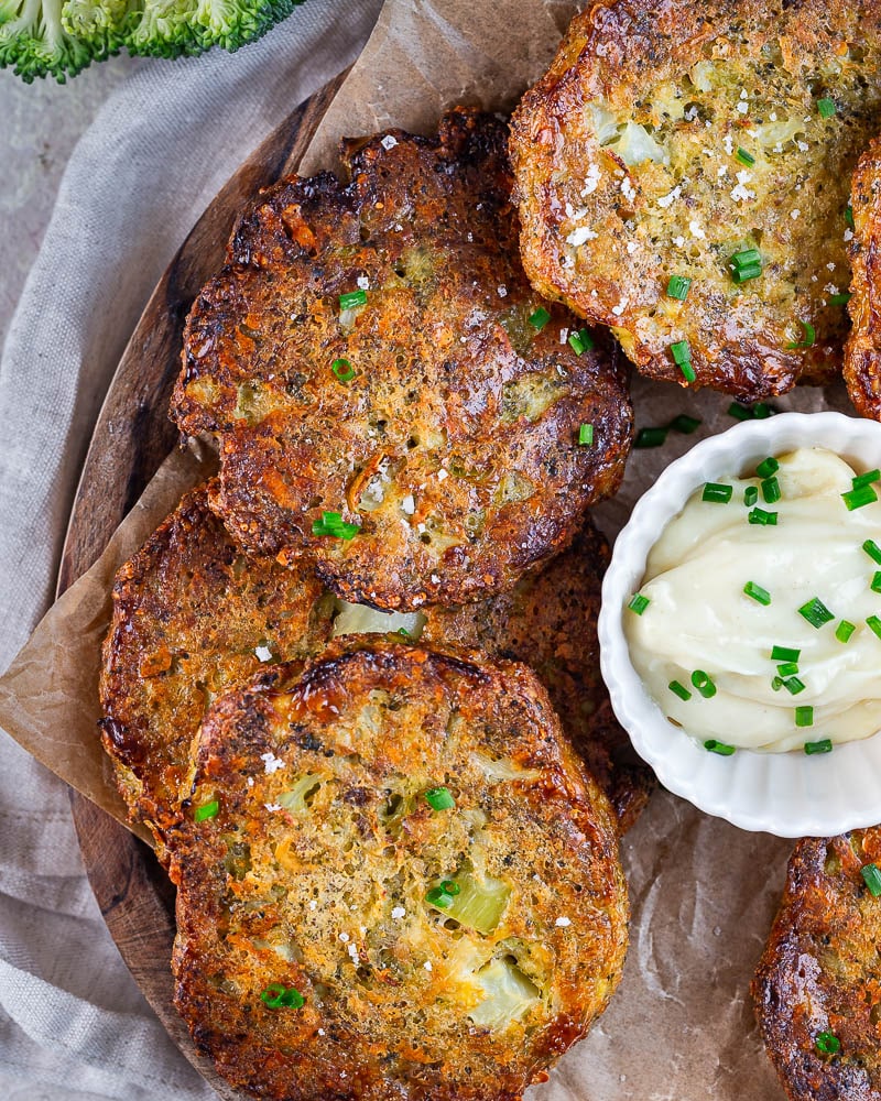 Galettes de brocoli au parmesan et mozzarella croustillantes, une façon savoureuse de faire aimer les légumes à toute la famille.