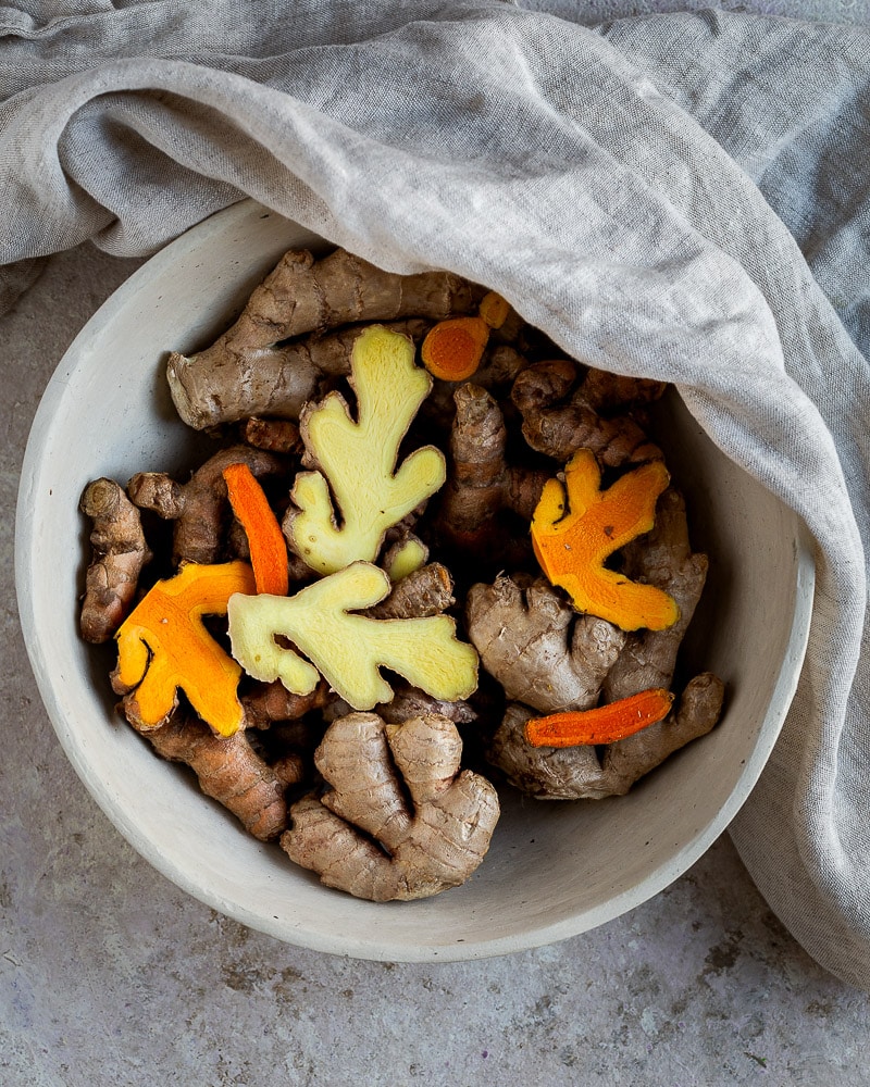 Découvrez ma recette de cubes immunité gingembre-curcuma, un concentré de bienfaits pour renforcer votre système immunitaire en hiver.