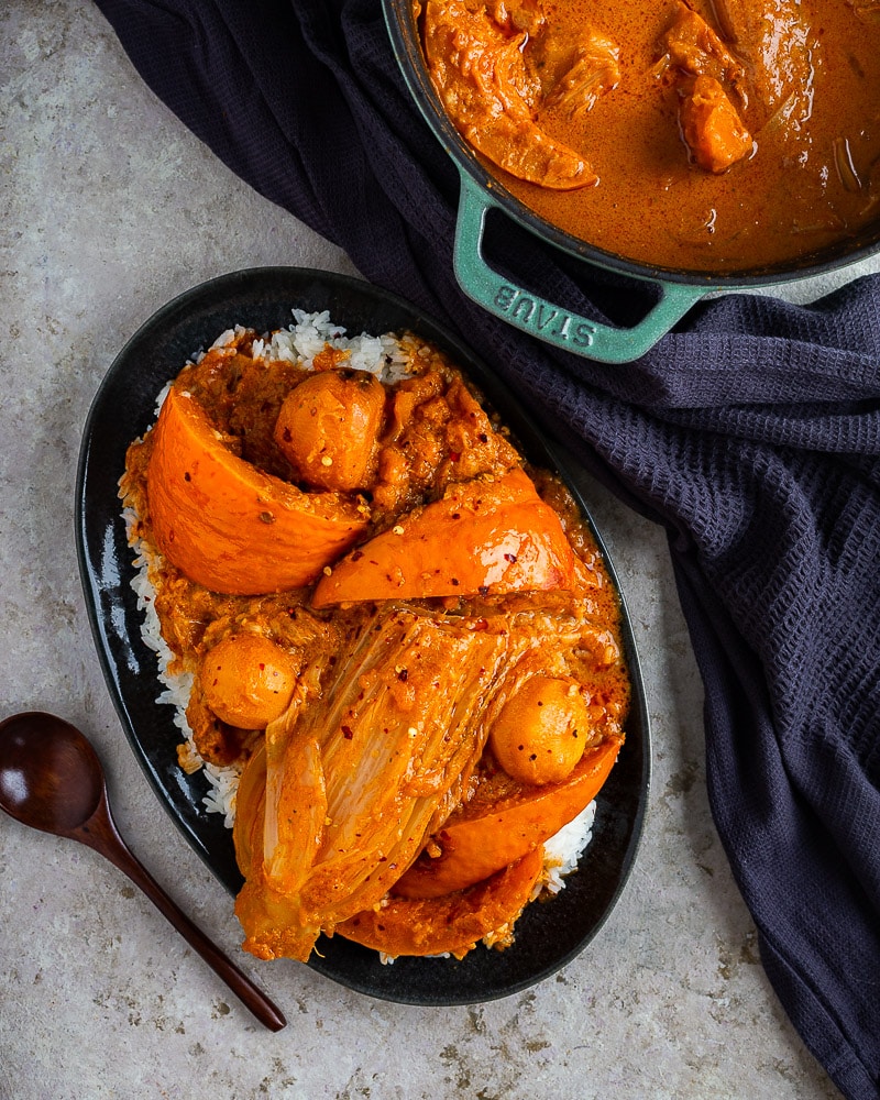 Découvrez la recette des légumes d’hiver façon Mafé, une version végé savoureuse avec du beurre de cacahuète pour une touche authentique.