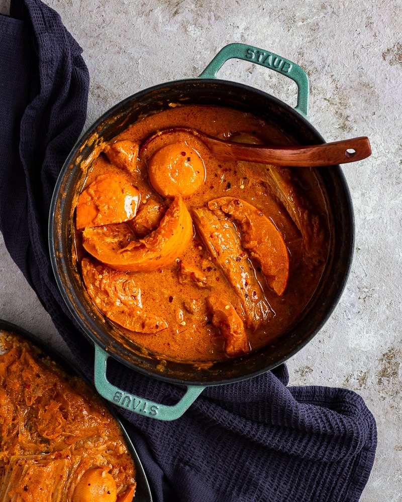 Découvrez la recette des légumes d’hiver façon Mafé, une version végé savoureuse avec du beurre de cacahuète pour une touche authentique.