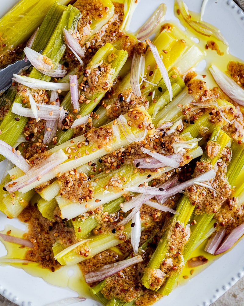 Découvrez notre recette de poireaux vinaigrette framboise miso, une version moderne d'un classique. Un mélange étonnera vos papilles !