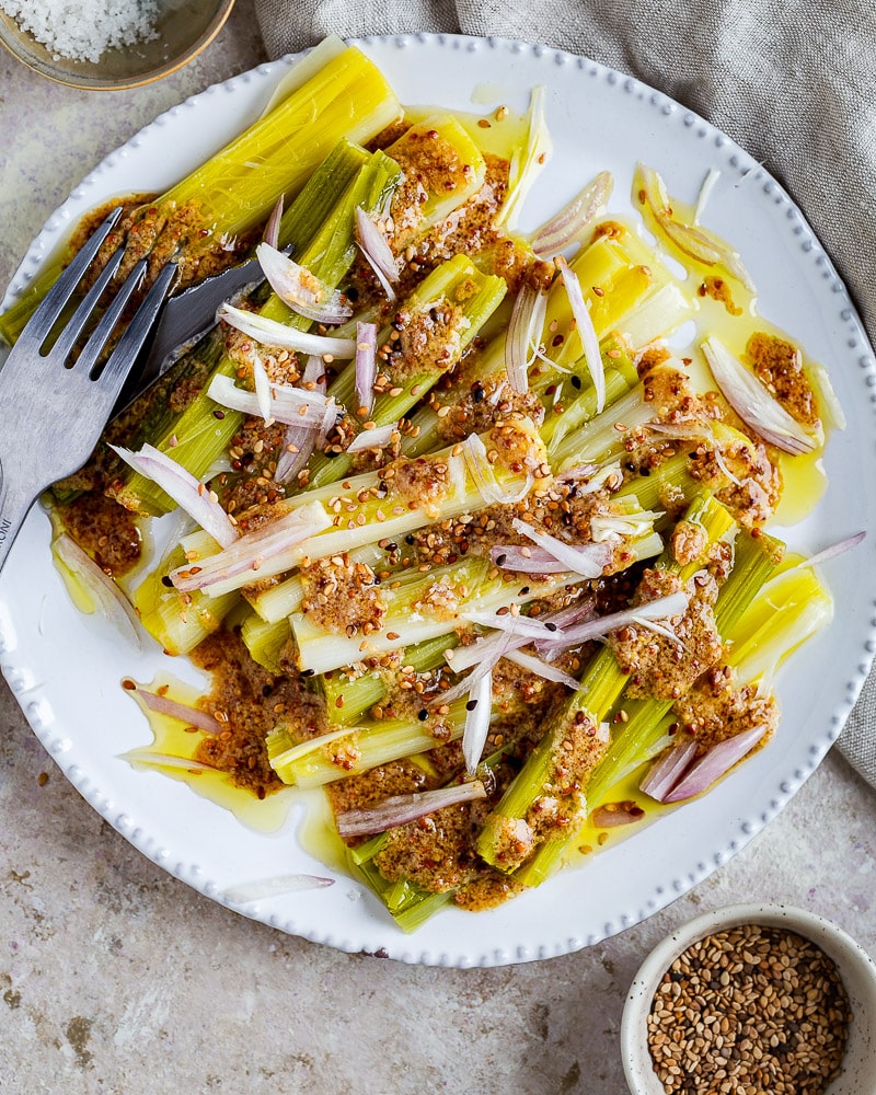 Découvrez notre recette de poireaux vinaigrette framboise miso, une version moderne d'un classique. Un mélange étonnera vos papilles !