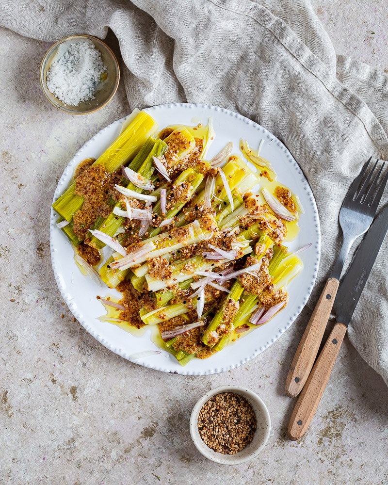 Découvrez notre recette de poireaux vinaigrette framboise miso, une version moderne d'un classique. Un mélange étonnera vos papilles !