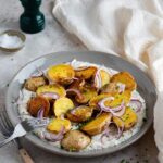 Découvrez la recette des pommes de terre sauce yaourt cornichons : un plat rapide, sain et totalement addictif. Parfait pour les gourmands
