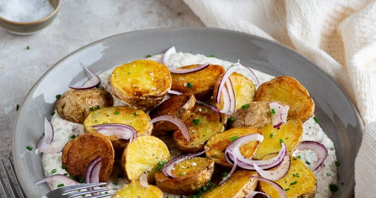 Pommes de terre sauce yaourt cornichons : une recette végétarienne qui va changer ta vie !