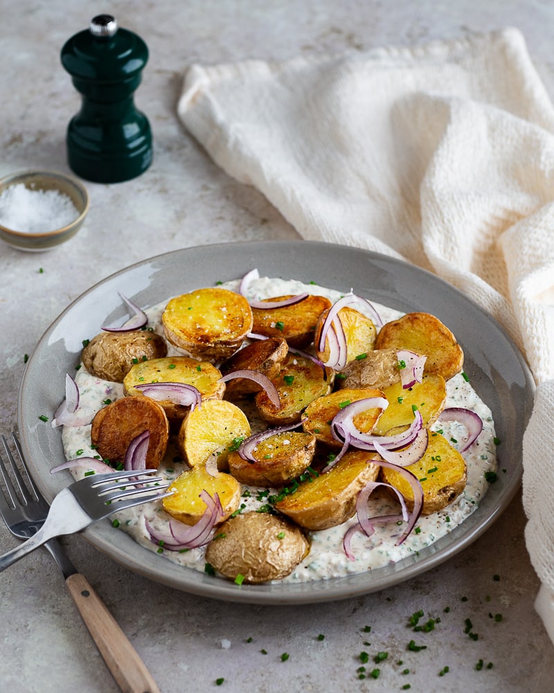 Pommes de terre sauce yaourt cornichons : une recette végétarienne qui va changer ta vie !