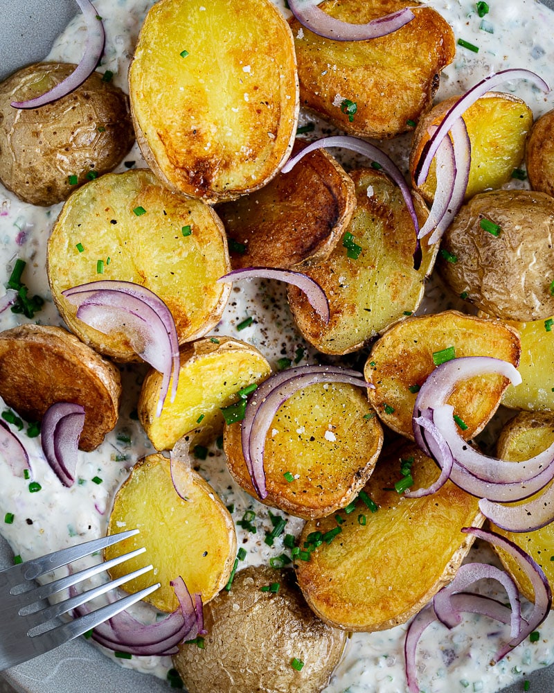 Découvrez la recette des pommes de terre sauce yaourt cornichons : un plat rapide, sain et totalement addictif. Parfait pour les gourmands