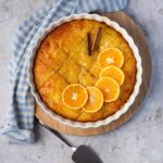 Découvrez le Portokalopita, un gâteau grec à l'orange et à la pâte filo. Ce dessert traditionnel est parfait pour finir un repas en beauté