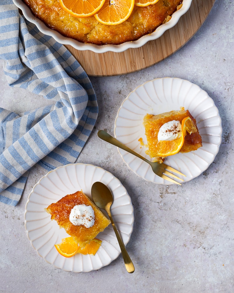 Découvrez le Portokalopita, un gâteau grec à l'orange et à la pâte filo. Ce dessert traditionnel est parfait pour finir un repas en beauté