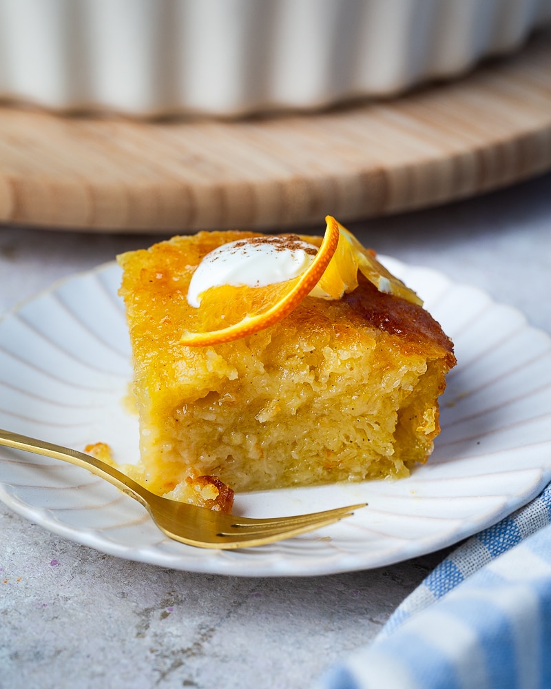 Découvrez le Portokalopita, un gâteau grec à l'orange et à la pâte filo. Ce dessert traditionnel est parfait pour finir un repas en beauté