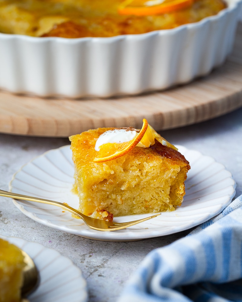 Découvrez le Portokalopita, un gâteau grec à l'orange et à la pâte filo. Ce dessert traditionnel est parfait pour finir un repas en beauté