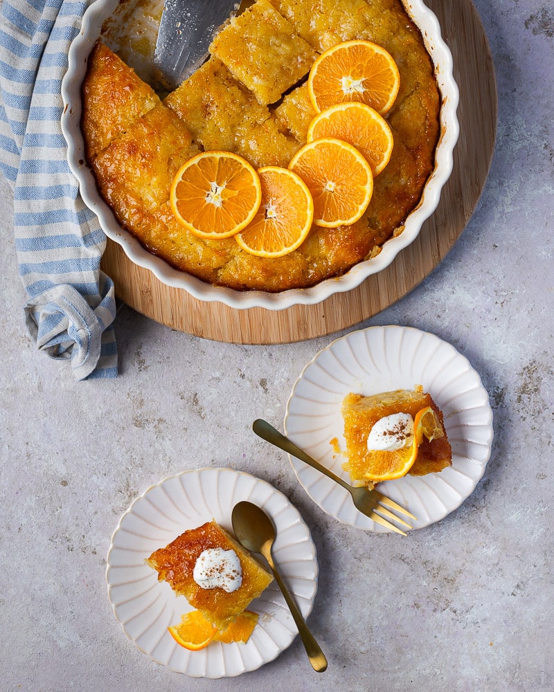 Découvrez le Portokalopita, un gâteau grec à l'orange et à la pâte filo. Ce dessert traditionnel est parfait pour finir un repas en beauté
