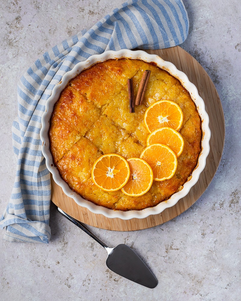 Découvrez le Portokalopita, un gâteau grec à l'orange et à la pâte filo. Ce dessert traditionnel est parfait pour finir un repas en beauté