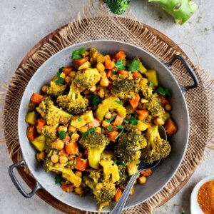 Découvrez la recette de ragoût pois chiche et brocoli à l'Éthiopienne : un plat végétarien complet, parfumé aux épices et ultra réconfortant