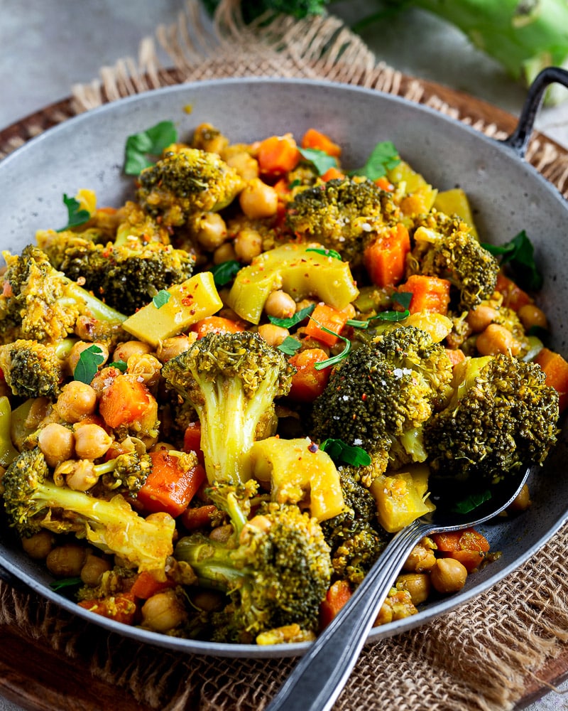 Découvrez la recette de ragoût pois chiche et brocoli à l'Éthiopienne : un plat végétarien complet, parfumé aux épices et ultra réconfortant