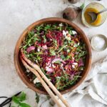 Salade betterave crue, roquette et feta : un mélange frais et croquant. Parfaite pour un repas équilibré et plein de saveurs !