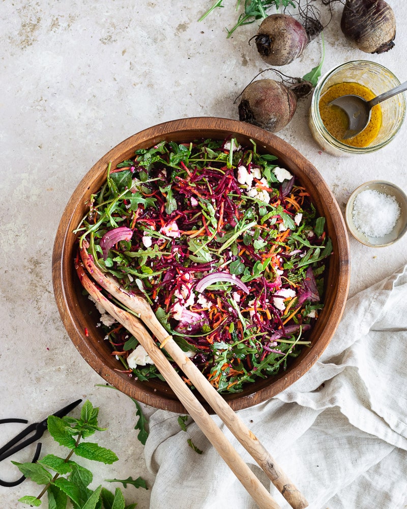 Salade betterave crue, roquette et feta : un mélange frais et croquant. Parfaite pour un repas équilibré et plein de saveurs !