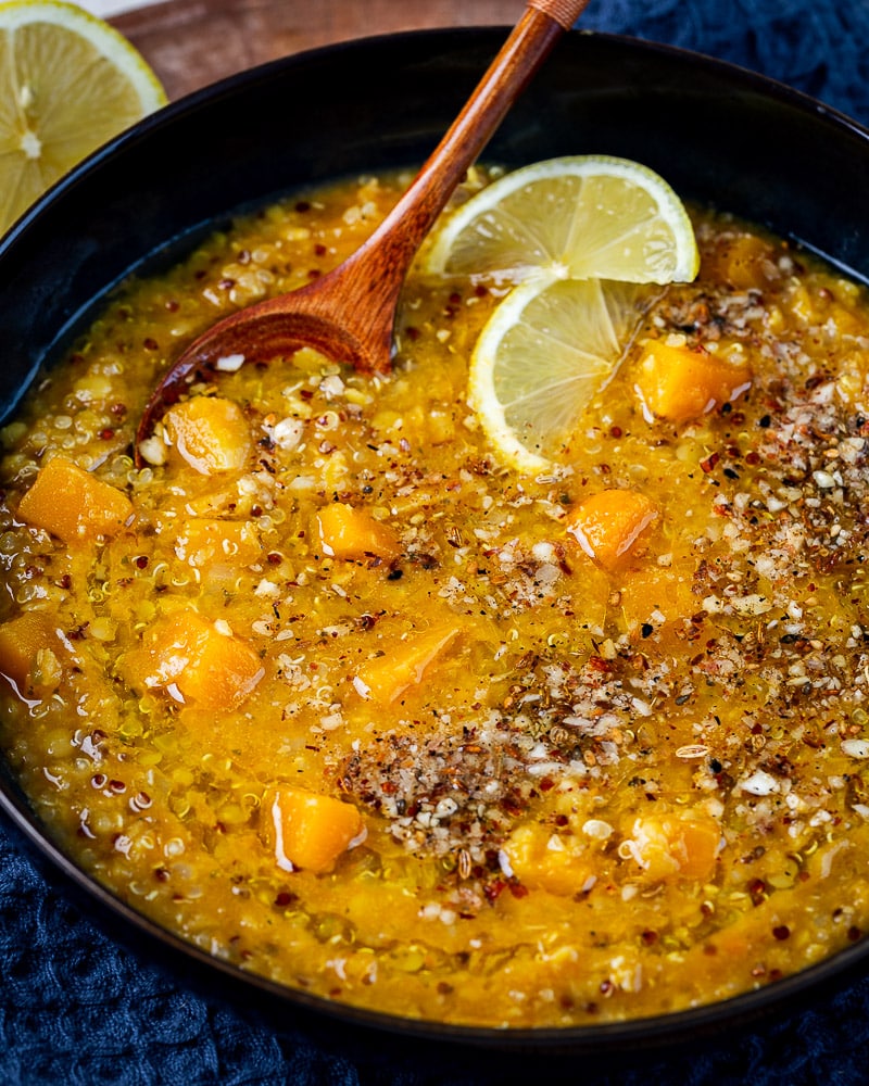 Plongez dans un bol de réconfort avec cette soupe de courge, lentilles corail et quinoa au dukkah : mélange savoureux de douceur et d’épices !