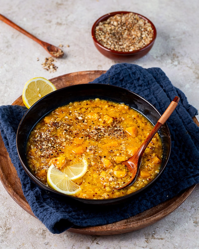 Plongez dans un bol de réconfort avec cette soupe de courge, lentilles corail et quinoa au dukkah : mélange savoureux de douceur et d’épices !