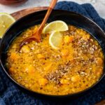 Plongez dans un bol de réconfort avec cette soupe de courge, lentilles corail et quinoa au dukkah : mélange savoureux de douceur et d’épices !