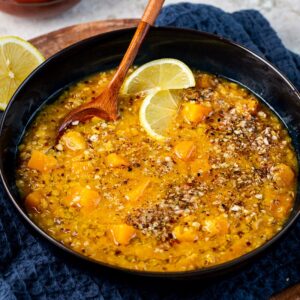 Plongez dans un bol de réconfort avec cette soupe de courge, lentilles corail et quinoa au dukkah : mélange savoureux de douceur et d’épices !