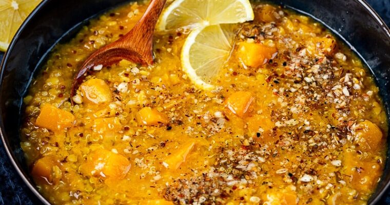 Soupe de courge, lentilles corail & quinoa : Un voyage réconfortant aux saveurs épicées