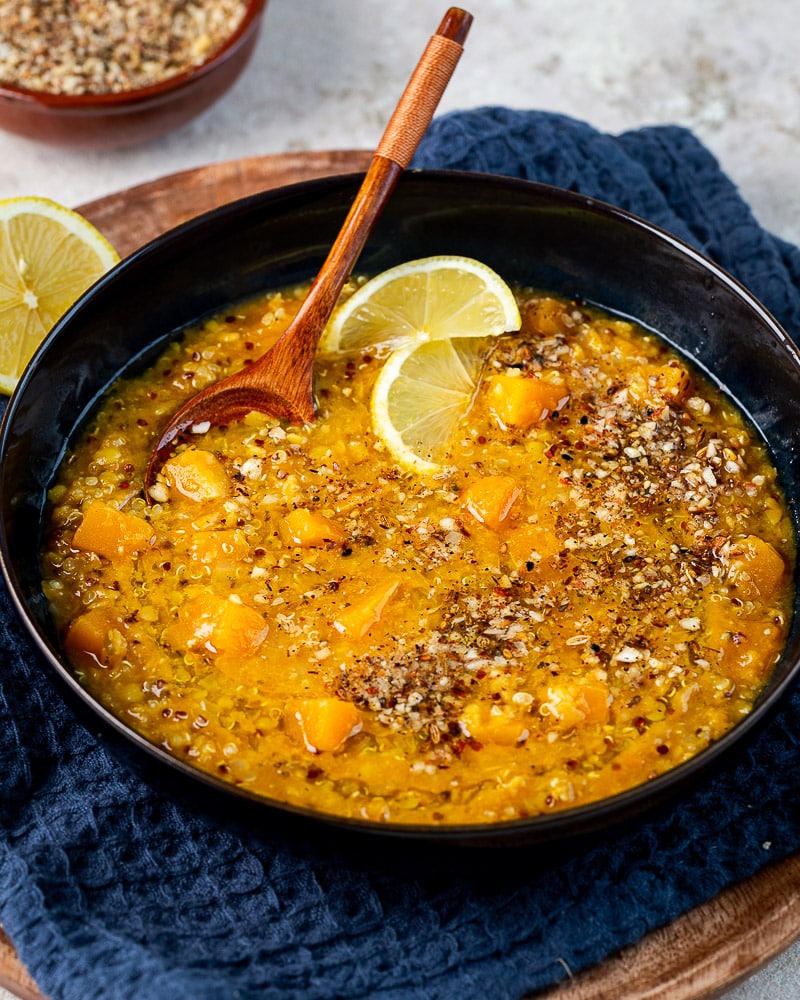 Plongez dans un bol de réconfort avec cette soupe de courge, lentilles corail et quinoa au dukkah : mélange savoureux de douceur et d’épices !