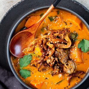 Découvrez la recette de la soupe épicée aux patates douces et pleurotes rôtis : douceur, caractère et gourmandise dans chaque cuillère !