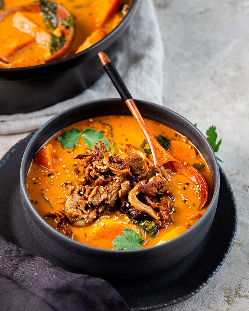 Découvrez la recette de la soupe épicée aux patates douces et pleurotes rôtis : douceur, caractère et gourmandise dans chaque cuillère !