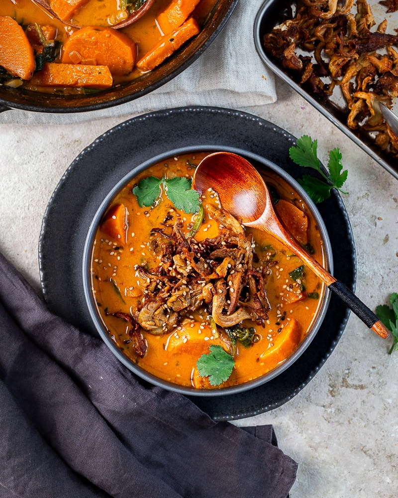 Découvrez la recette de la soupe épicée aux patates douces et pleurotes rôtis : douceur, caractère et gourmandise dans chaque cuillère !