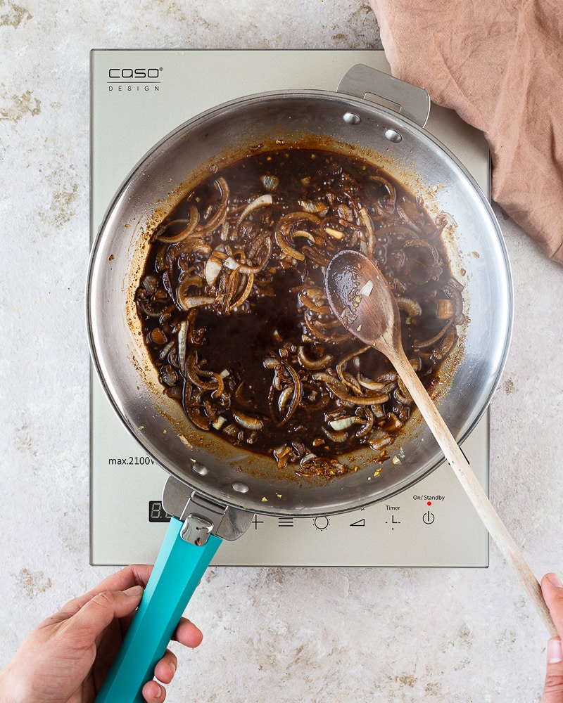 Découvrez la recette du tofu au caramel : croustillant et fondant enrobé d’une sauce irrésistible ! Prêt.e à enfin adorer le tofu ?