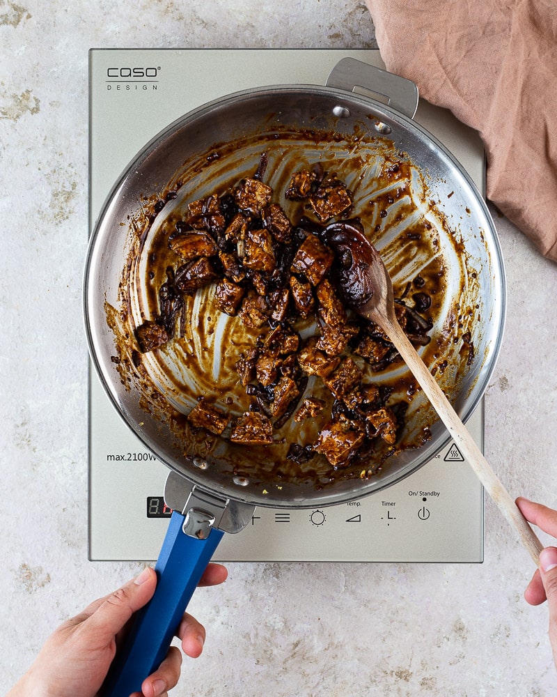 Découvrez la recette du tofu au caramel : croustillant et fondant enrobé d’une sauce irrésistible ! Prêt.e à enfin adorer le tofu ?