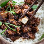 Découvrez la recette du tofu au caramel : croustillant et fondant enrobé d’une sauce irrésistible ! Prêt.e à enfin adorer le tofu ?