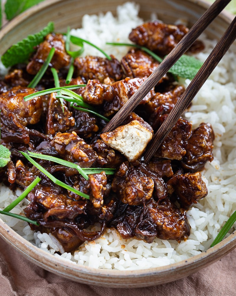 Découvrez la recette du tofu au caramel : croustillant et fondant enrobé d’une sauce irrésistible ! Prêt.e à enfin adorer le tofu ?