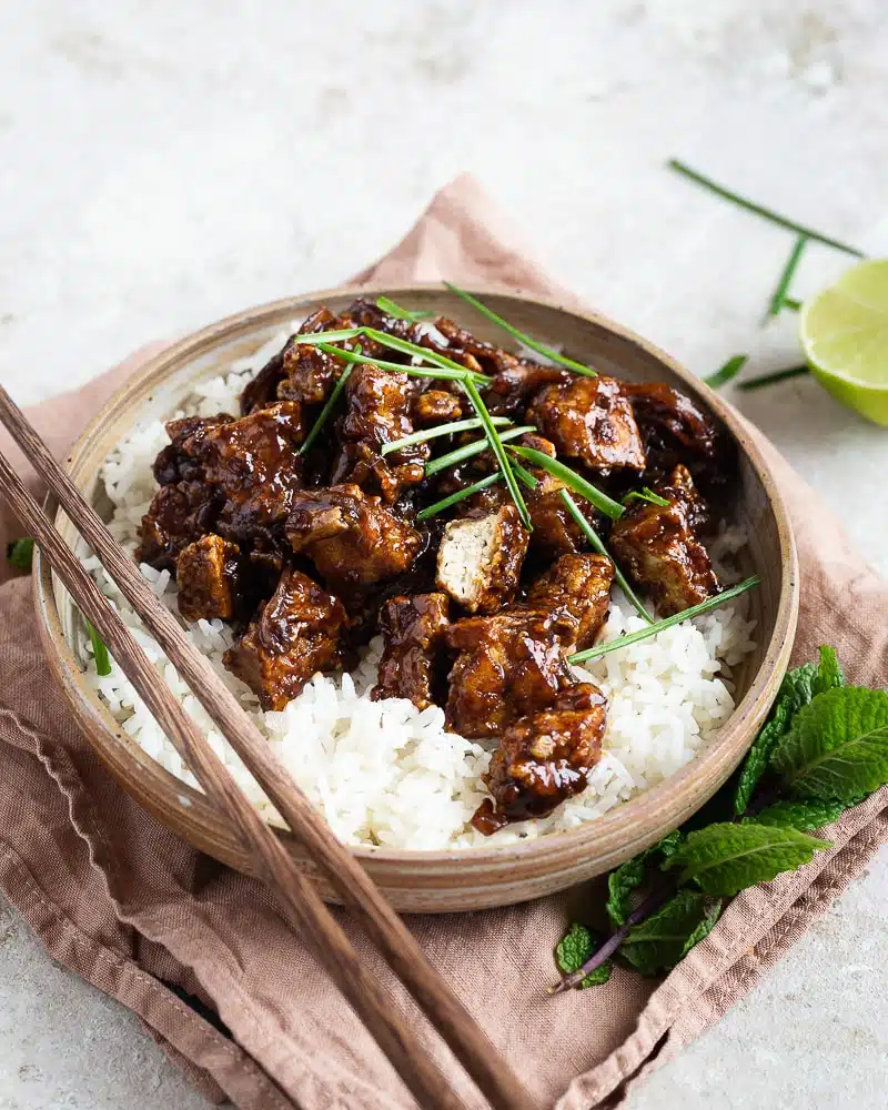 Tofu au caramel : la recette qui va vous réconcilier avec le tofu !