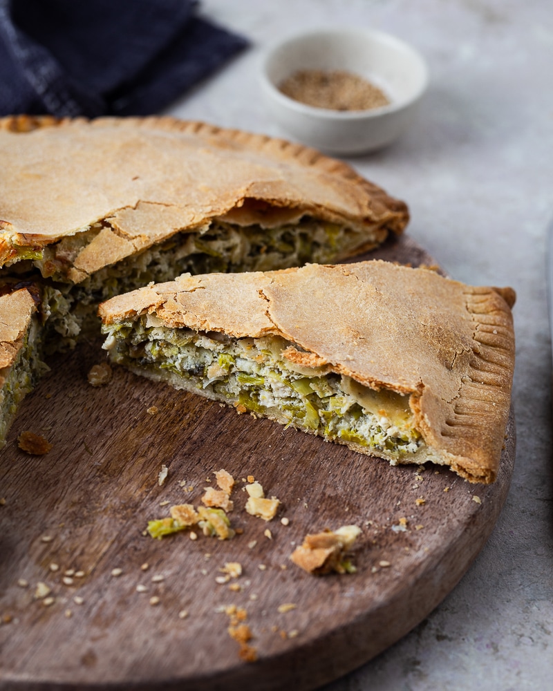 Tourte poireau feta : un plat où la douceur du poireau rencontre l'acidité de la feta, parfait pour un repas d'hiver gourmand et équilibré.