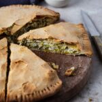 Tourte poireau feta : un plat où la douceur du poireau rencontre l'acidité de la feta, parfait pour un repas d'hiver gourmand et équilibré.