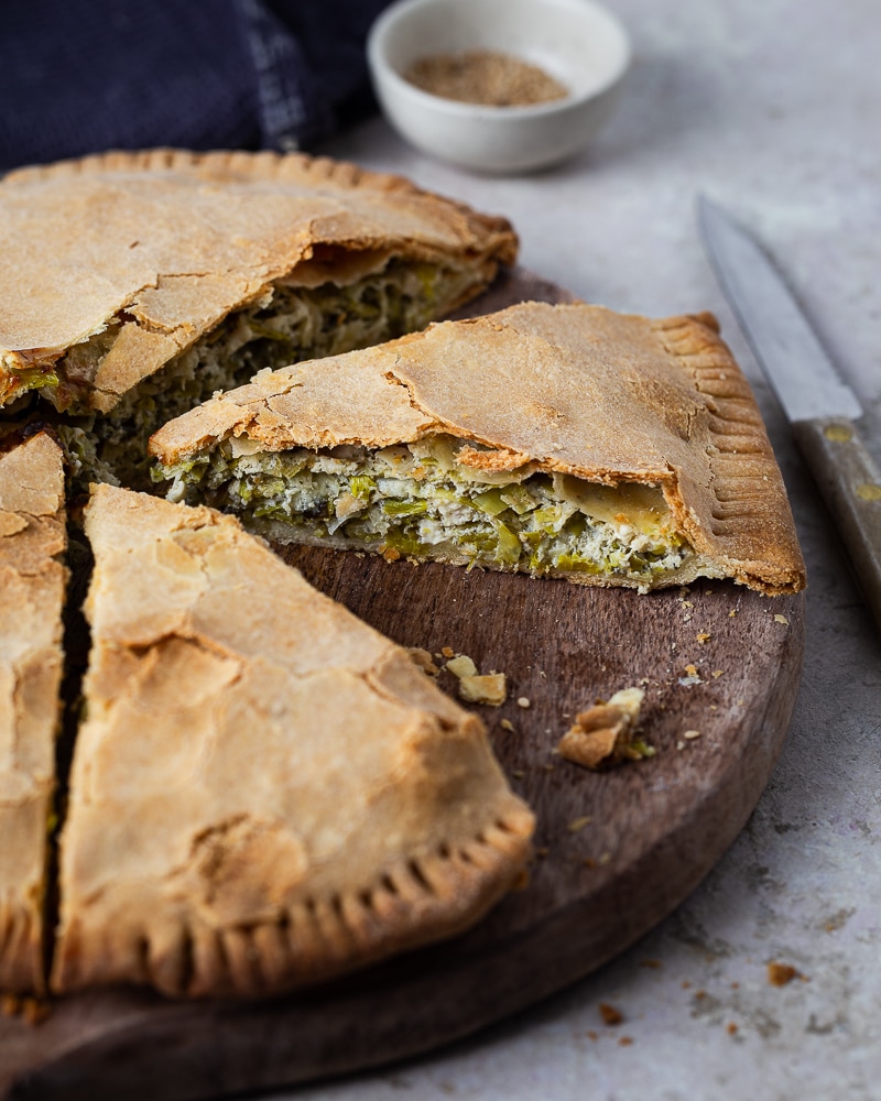 Tourte poireau feta : un plat où la douceur du poireau rencontre l'acidité de la feta, parfait pour un repas d'hiver gourmand et équilibré.