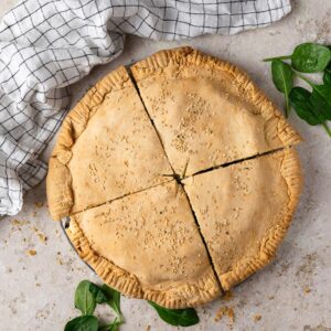 Découvrez la recette de la tourte rustique épinards et feta, une version simplifiée de la spanakopita. Facile à préparer, recette à tester !