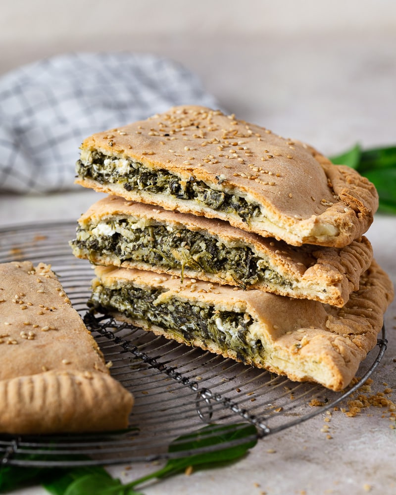 Découvrez la recette de la tourte rustique épinards et feta, une version simplifiée de la spanakopita. Facile à préparer, recette à tester !