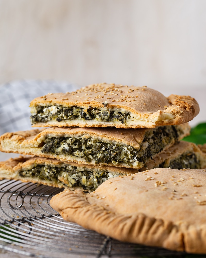 Découvrez la recette de la tourte rustique épinards et feta, une version simplifiée de la spanakopita. Facile à préparer, recette à tester !
