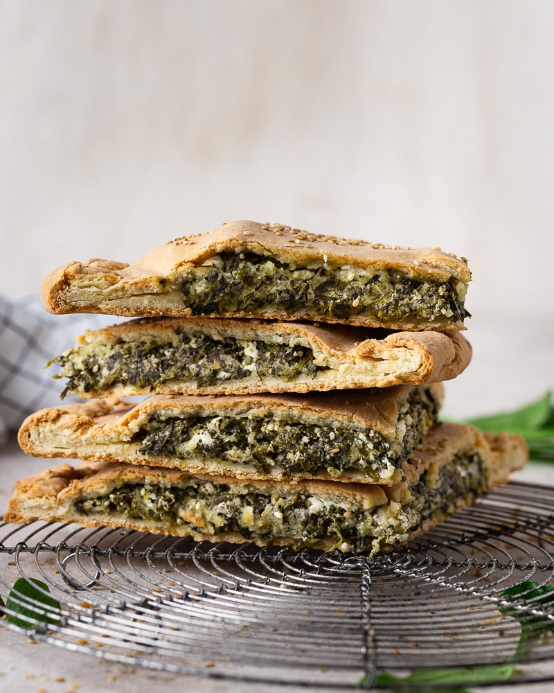 Découvrez la recette de la tourte rustique épinards et feta, une version simplifiée de la spanakopita. Facile à préparer, recette à tester !