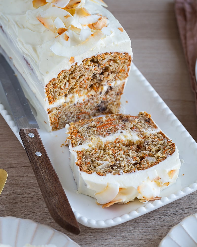 D’autres cakes fruités à découvrir
Si vous aimez les gâteaux moelleux aux fruits, voici trois autres recettes de cakes à tester absolument, entre douceur, épices et croustillant :
Cake aux poires pochées, épices et rhum
Un cake élégant et ultra moelleux, avec des poires pochées entières et une touche de rhum et d’épices. Aussi bon que beau !
Cake aux pommes sans matière grasse
Une version plus légère, sans beurre ni huile, mais tout aussi fondante grâce aux pommes. Parfait pour un goûter équilibré.
Cake à la poire et croustillant amande au sucre de palmier
Un cake généreux et texturé, avec une couche croustillante d’amandes caramélisées qui contraste à merveille avec le fondant des poires.