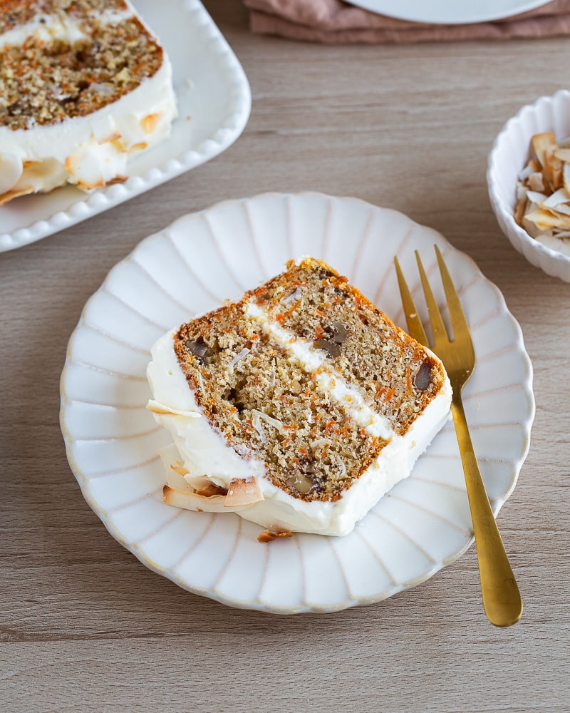 D’autres cakes fruités à découvrir
Si vous aimez les gâteaux moelleux aux fruits, voici trois autres recettes de cakes à tester absolument, entre douceur, épices et croustillant :
Cake aux poires pochées, épices et rhum
Un cake élégant et ultra moelleux, avec des poires pochées entières et une touche de rhum et d’épices. Aussi bon que beau !
Cake aux pommes sans matière grasse
Une version plus légère, sans beurre ni huile, mais tout aussi fondante grâce aux pommes. Parfait pour un goûter équilibré.
Cake à la poire et croustillant amande au sucre de palmier
Un cake généreux et texturé, avec une couche croustillante d’amandes caramélisées qui contraste à merveille avec le fondant des poires.